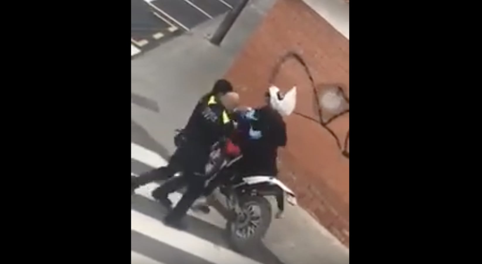 Coronavirus, viola le leggi sanitarie e va in moto: rissa con agenti