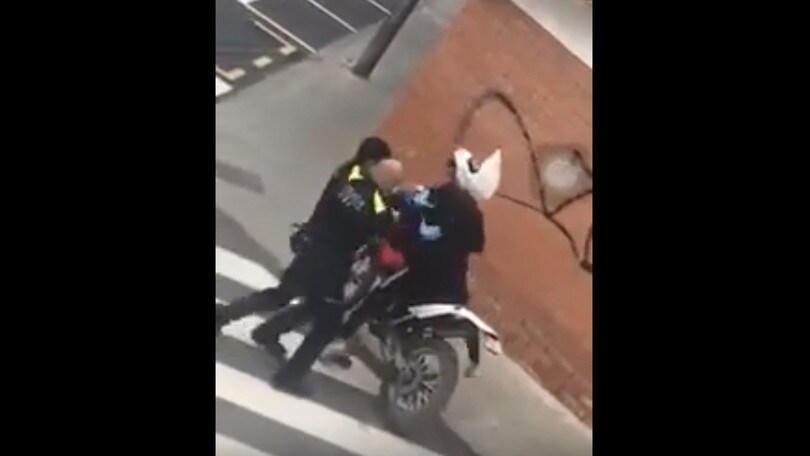 Coronavirus, viola le leggi sanitarie e va in moto: rissa con agenti