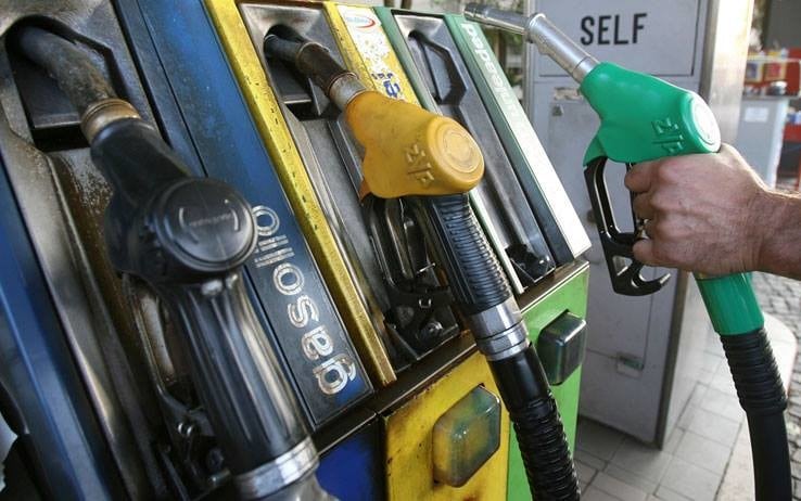 "Crolla il petrolio, non la benzina: incredibile"