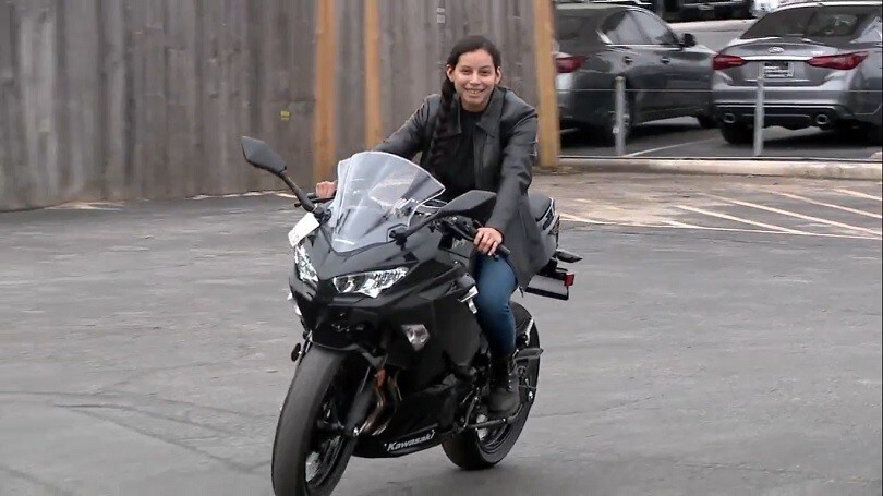 Rubano la Kawasaki a un'infermiera, concessionario le regala una Ninja 400