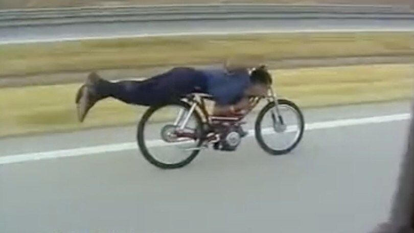 Follia in autostrada: a 160 km/h “appeso” al motorino (truccato) VIDEO