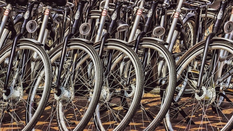 Bici e monopattini, la nuova moda: +225% nelle ricerche online