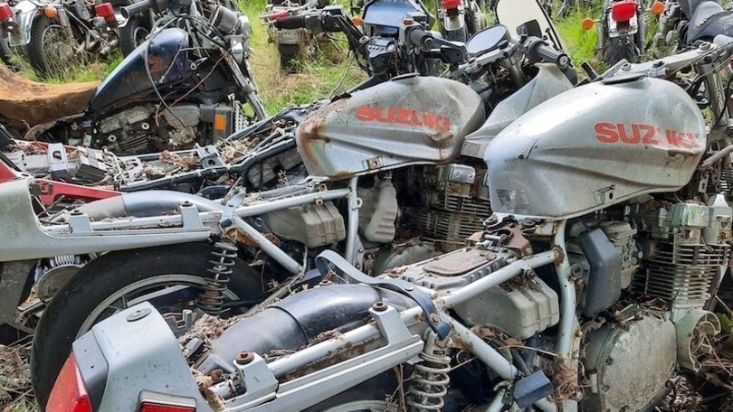 Un "cimitero" di oltre 100 motociclette messo in vendita