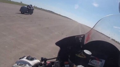 Guy Martin e la Hayabusa turbo bruciano la Honda RC231V-S di Michael Rutter