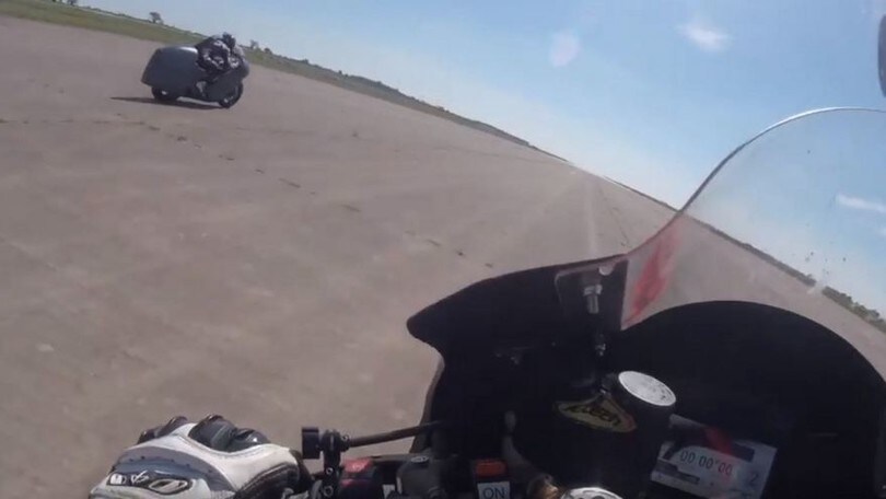 Guy Martin e la Hayabusa turbo bruciano la Honda RC231V-S di Michael Rutter