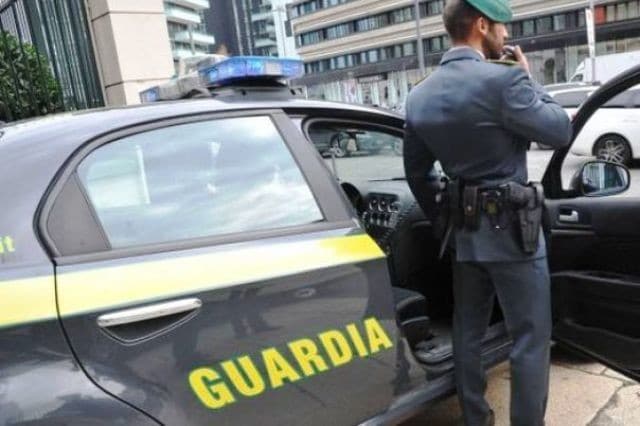 Impenna davanti alla Guardia di Finanza: porta a casa 11 multe