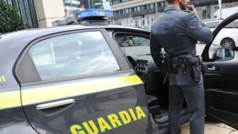 Impenna davanti alla Guardia di Finanza: porta a casa 11 multe
