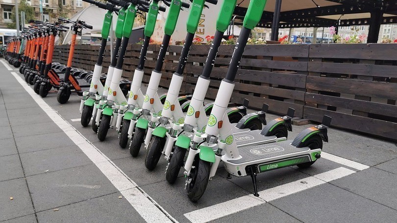 Monopattino elettrico, tutti lo vogliono: ma servono regole