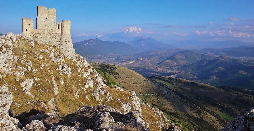 Il Castello di Rocca Calascio: meraviglia tra le montagne