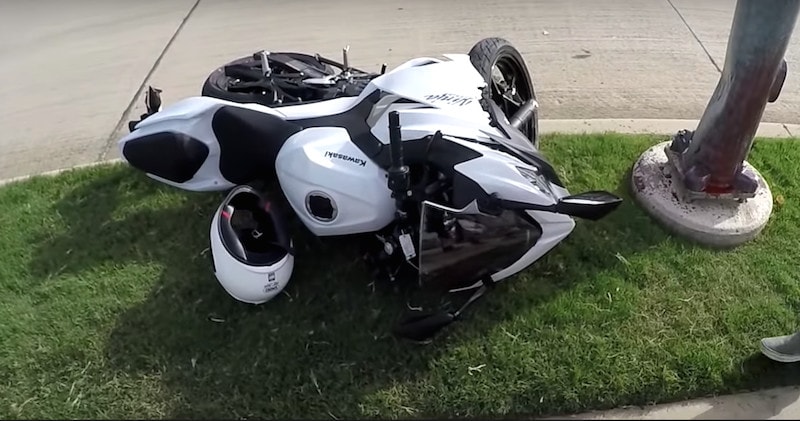 Ninja 400 nuova, la stampa contro un palo: illeso ma moto da buttare VIDEO