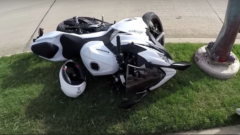 Ninja 400 nuova, la stampa contro un palo: illeso ma moto da buttare VIDEO