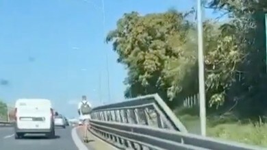 Monopattini elettrici, sempre peggio: ragazzo viaggia sull’A24