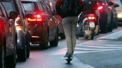 Bari, ragazzini contromano in monopattino danneggiano un auto