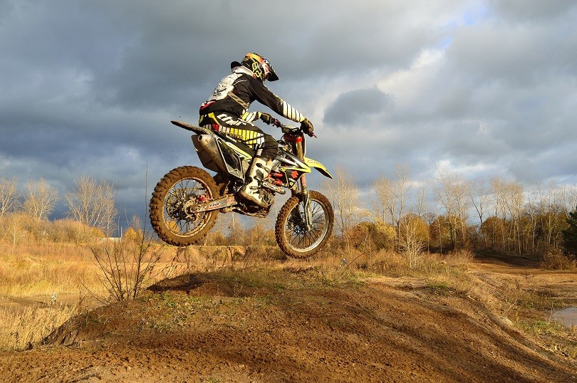 Escursioni senza controllo: 30 motociclisti multati nel pavese