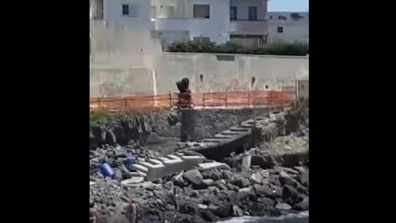 Scopre la compagna con l’amante e getta lo scooter di lui dagli scogli FOTO