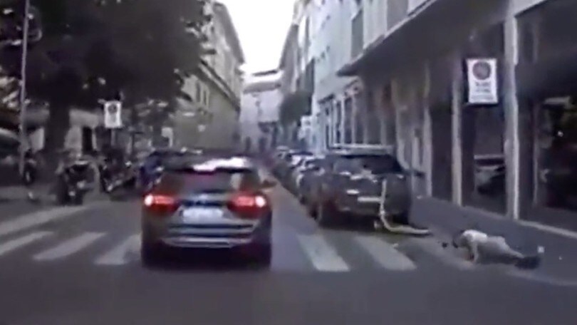 Milano, giovane sul monopattino investito sulle strisce pedonali