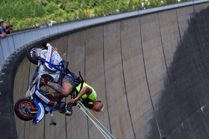 Con una Vespa si getta da una diga e fa il pendolo VIDEO