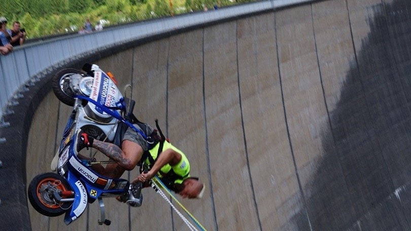 Con una Vespa si getta da una diga e fa il pendolo VIDEO