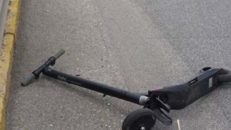 Roma, incidente al Colosseo: in due sul monopattino contro un mezzo Ama