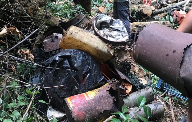 Varese, enduristi al lavoro per ripulire il bosco ridotto a discarica