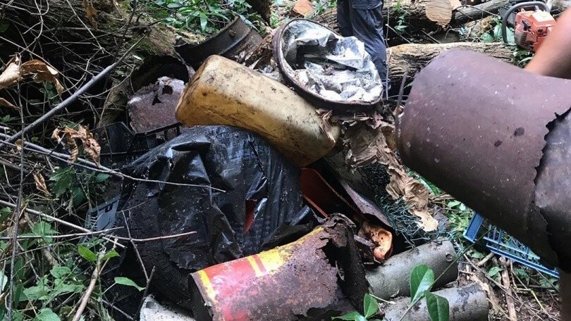 Varese, enduristi al lavoro per ripulire il bosco ridotto a discarica