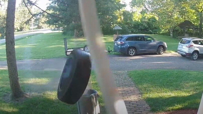 Pneumatico rotola a 100 Km/h, si schianta sulla casa e “suona” il campanello