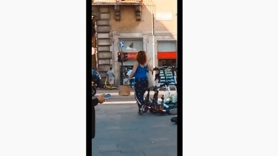 Butta in terra monopattini in sosta: fermata dai Carabinieri