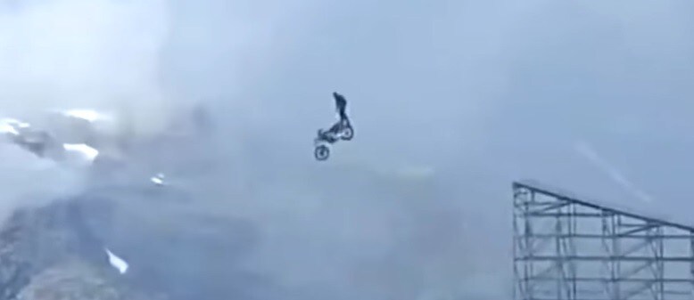 Tom Cruise spericolato: si getta nel vuoto con una moto VIDEO