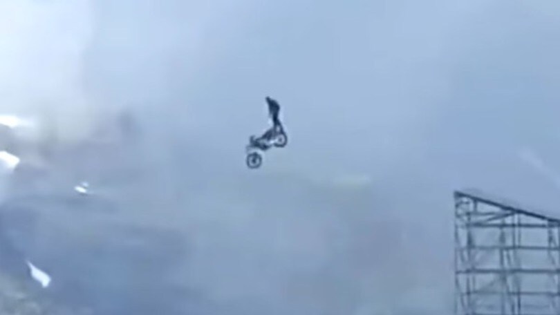 Tom Cruise spericolato: si getta nel vuoto con una moto VIDEO