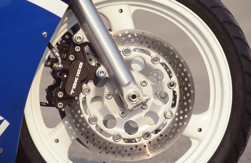 Suzuki RGV Gamma 250 vs Yamaha TZR 250: profumo di corse |FOTO