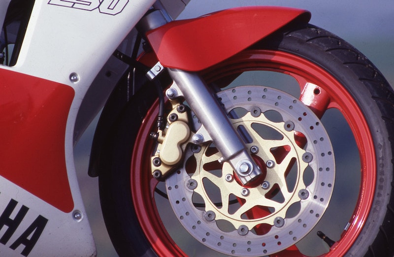 Suzuki RGV Gamma 250 vs Yamaha TZR 250: profumo di corse |FOTO