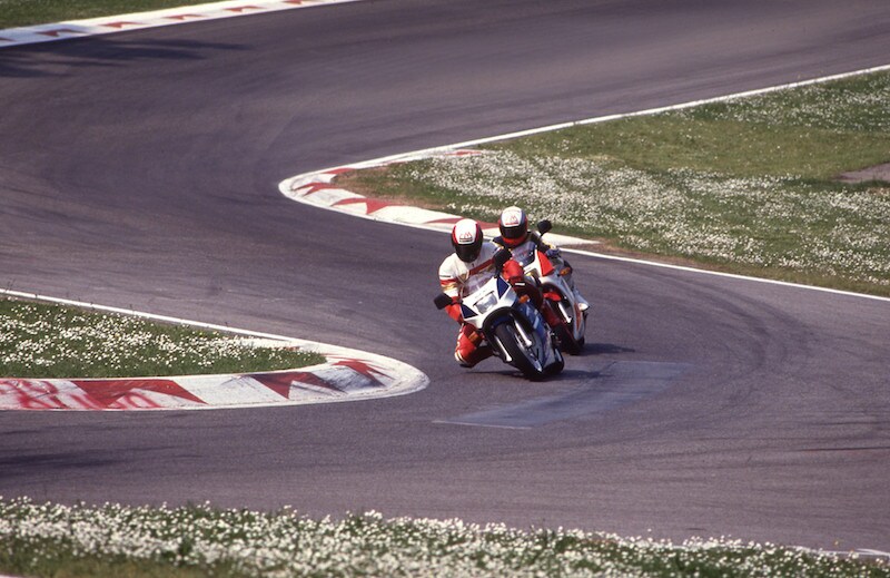 Suzuki RGV Gamma 250 vs Yamaha TZR 250: profumo di corse |FOTO