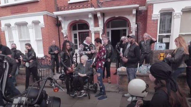 Una nonna avvera il suo sogno: un giro sull’Harley-Davidson