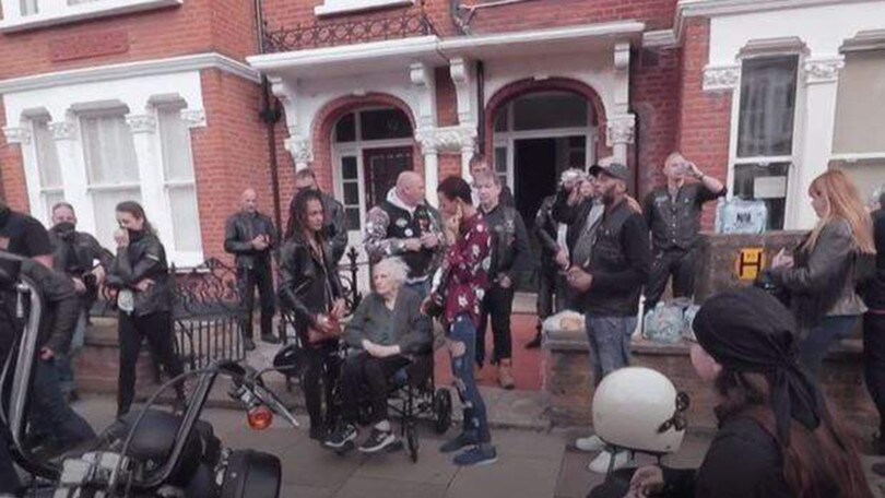 Una nonna avvera il suo sogno: un giro sull’Harley-Davidson