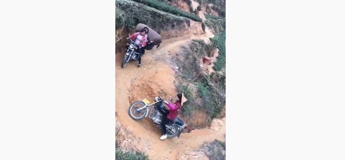 Cina, le operaie che guidano meglio degli enduristi VIDEO