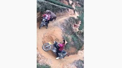 Cina, le operaie che guidano meglio degli enduristi VIDEO