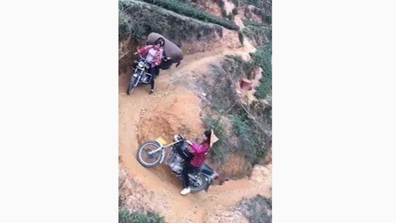 Cina, le operaie che guidano meglio degli enduristi VIDEO