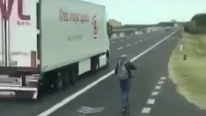 Con il monopattino in autostrada: “Non sapevo fosse vietato” VIDEO