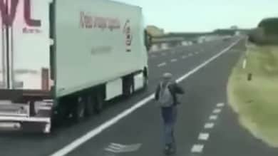 Con il monopattino in autostrada: “Non sapevo fosse vietato” VIDEO