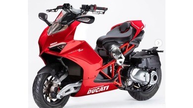 Che succede quando una Ducati Panigale V2 incontra un Italjet Dragster?