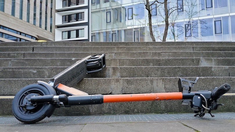 Milano, in due sul monopattino: caduta rovinosa e trasporto in ospedale