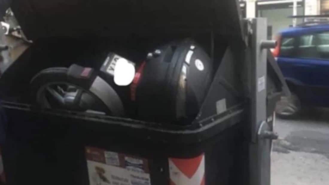 Roma, butta la spazzatura e trova uno scooter nel cassonetto