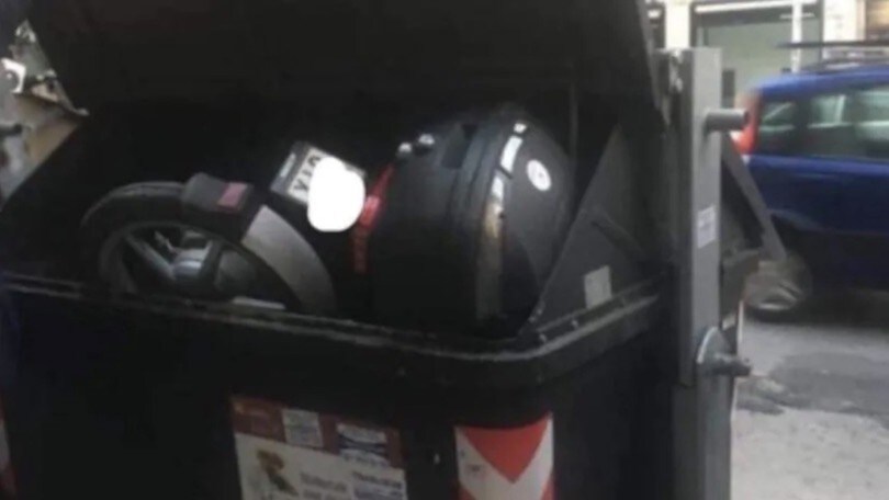 Roma, butta la spazzatura e trova uno scooter nel cassonetto