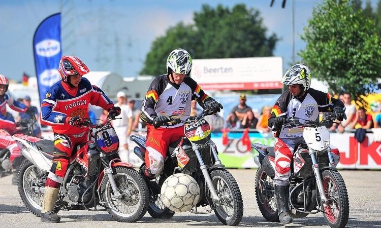 Motoball: come giocare a calcetto in moto | VIDEO