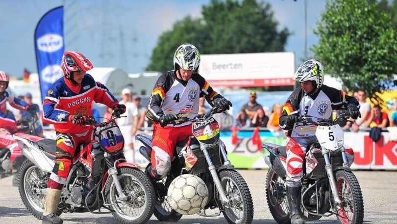 Motoball: come giocare a calcetto in moto | VIDEO