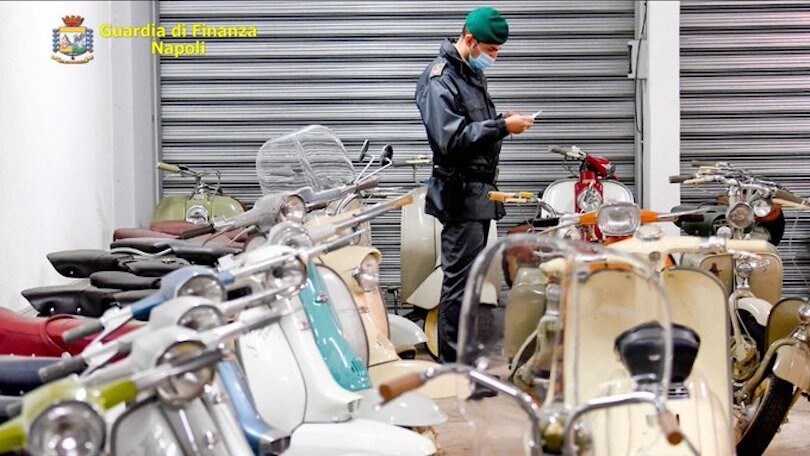 Sequestrato tesoro di veicoli d’epoca, anche 31 Lambretta e 39 Vespa