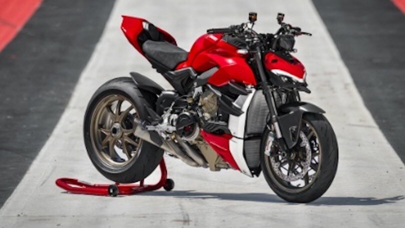 Vuole rubare una Ducati ma... davanti ai poliziotti: arrestato