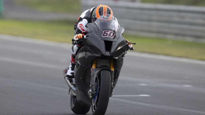 BMW M1000RR in pista FOTO