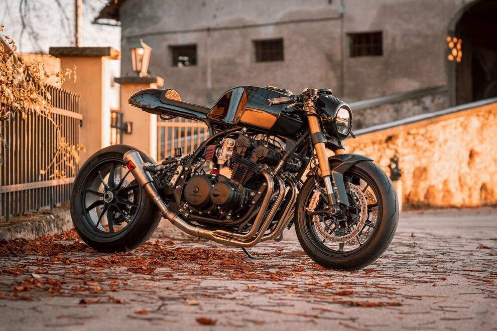 Honda CB900F "Black Swan": la mitica bialbero diventa una Special