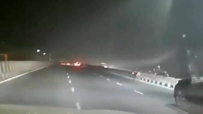 In tre sulla moto finiscono oltre il guardrail VIDEO